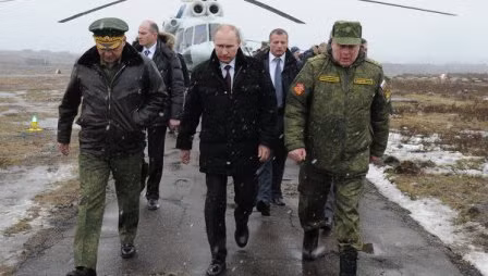 Putin thị sát diễn tập bắn đạn thật gần biên giới Ukraine ảnh 1