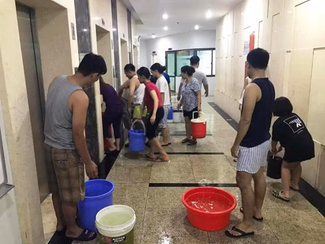 Mất nước cả tuần, cư dân HUD3 xếp hàng xách từng xô nước ảnh 2