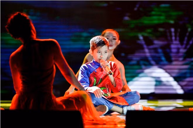 The Voice Kids 2017: Đình Tâm lần đầu tiên biết múa trong 'Giọt sương bay lên' ảnh 1