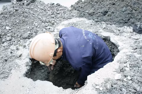 Sụt lún mặt đường thành 'hố tử thần' ảnh 2