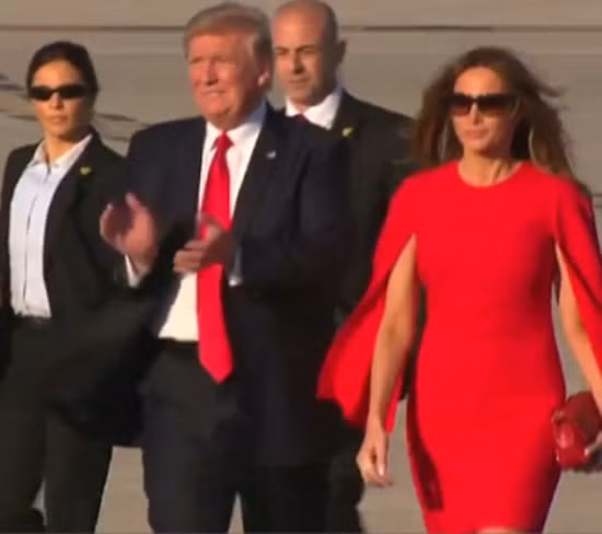 Tại sao Tổng thống Trump buông tay bà Melania? ảnh 1
