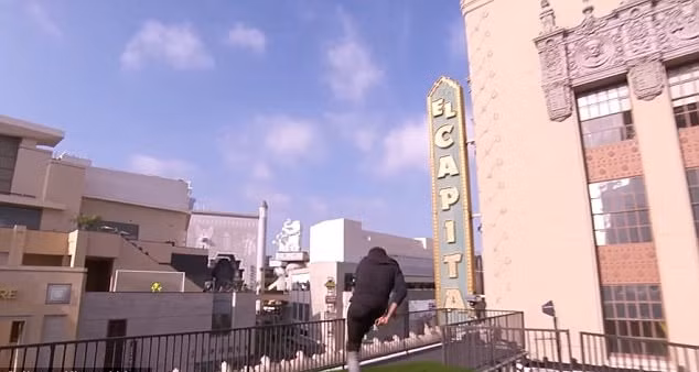 Kỹ năng sút bóng tuyệt đỉnh ngang đại lộ Hollywood nổi tiếng của Neymar ảnh 2