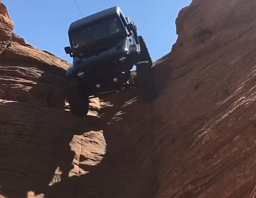 'Nín thở' xem xe jeep đi xuống dốc gần như thẳng đứng ảnh 1