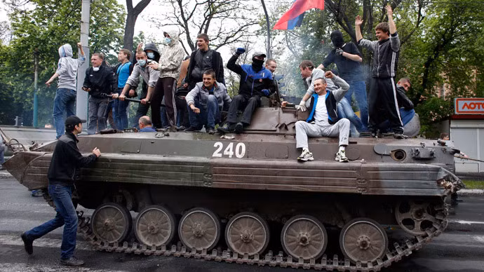 Dân thường Mariupol tay không chặn xe bọc thép Ukraine ảnh 2