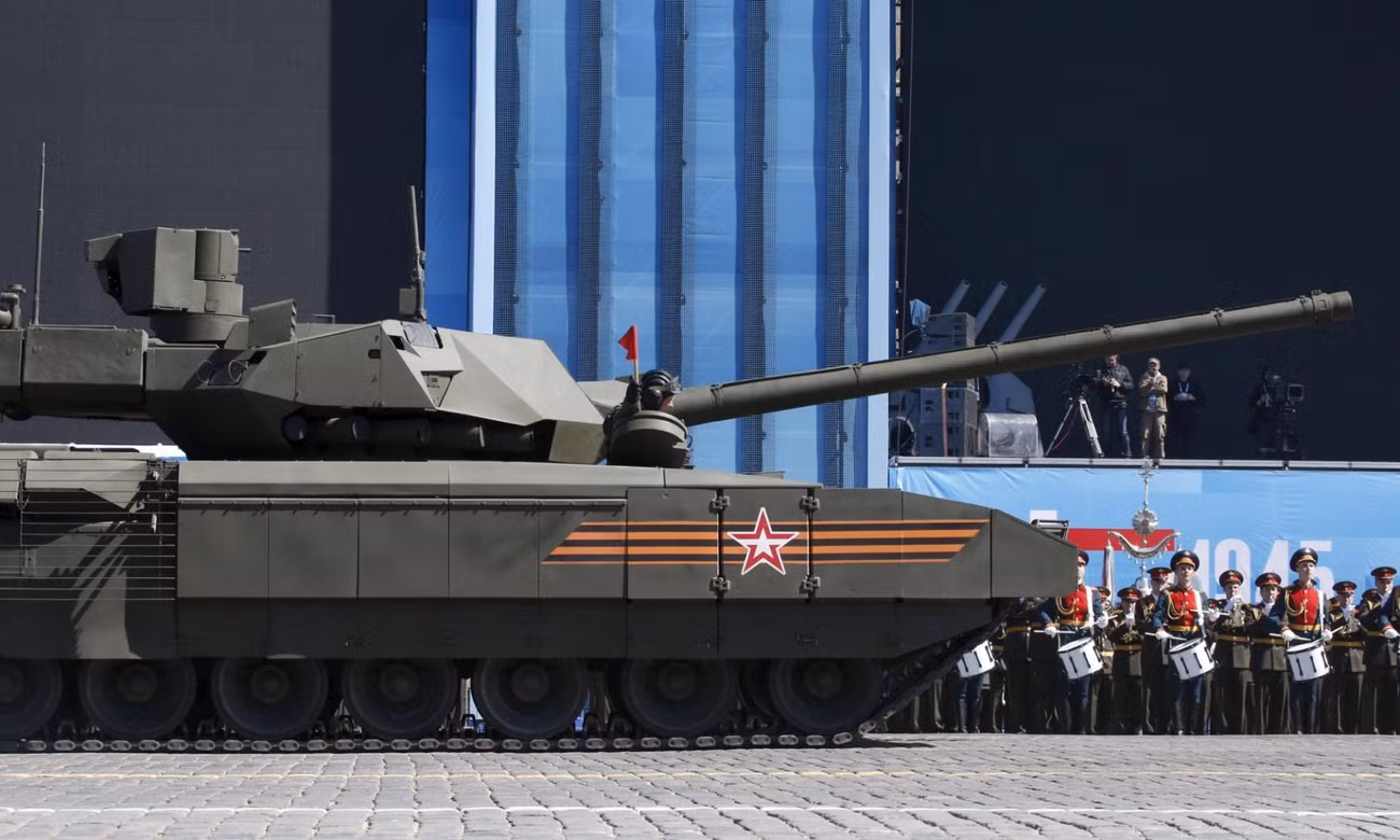 Xe tăng Armata đột ngột bất động trên Quảng trường Đỏ ảnh 1