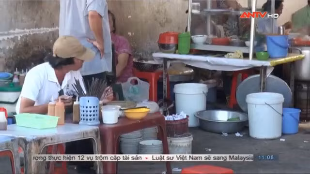 Rùng mình chén đĩa bẩn trong các hàng quán vỉa hè ảnh 2
