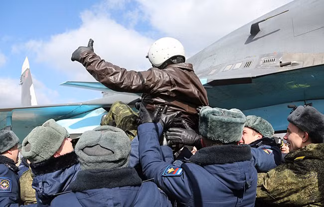 Những chiếc Su-34 đầu tiên từ Syria về tới Nga ảnh 3