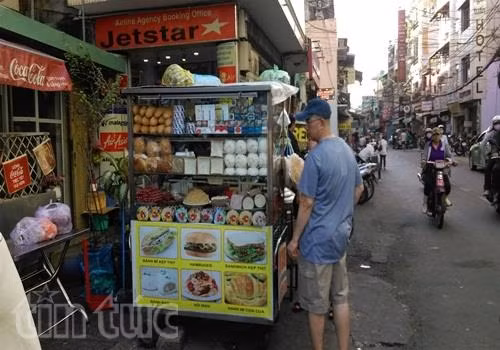 Vẫn vô tư chiếm dụng vỉa hè ảnh 2