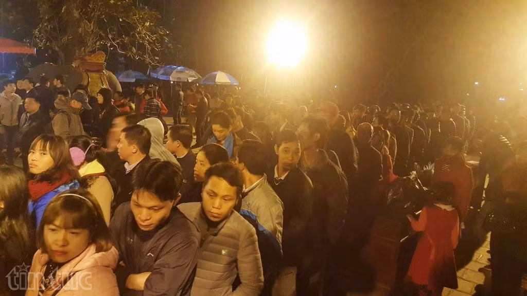 Biển người xin ấn Đền Trần lúc tờ mờ sáng ảnh 4