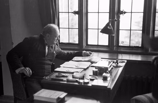 Cựu Thủ tướng Anh Churchill nói gì về sự sống ngoài Trái đất? ảnh 1