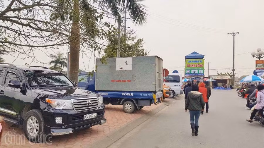 Giá gửi xe đi lễ đền Trần bắt đầu 'phi mã', giá xe ôm tăng gấp 2,5 lần ảnh 2