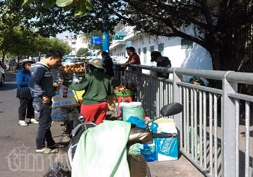 Vẫn vô tư chiếm dụng vỉa hè ảnh 9