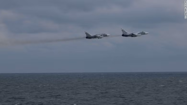 Xem Su-24 Nga ‘quấy rối’ tàu chiến Mỹ trên Biển Đen ảnh 2
