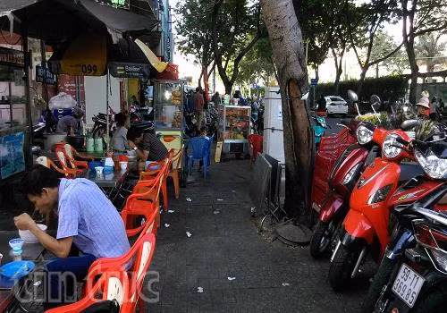 Vẫn vô tư chiếm dụng vỉa hè ảnh 1