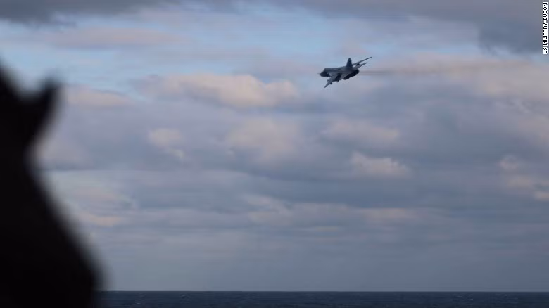 Xem Su-24 Nga ‘quấy rối’ tàu chiến Mỹ trên Biển Đen ảnh 3
