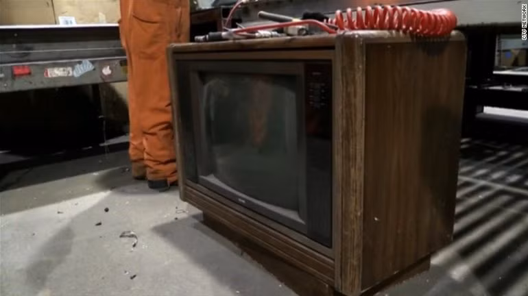 Để quên hơn 100.000 USD giấu trong TV cũ ảnh 1