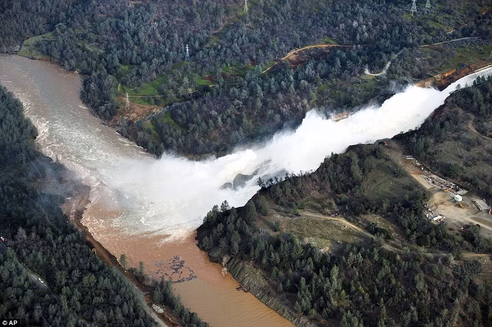 Bão tràn về, người dân California nháo nhào bỏ chạy vì lo đập Oroville vỡ ảnh 1