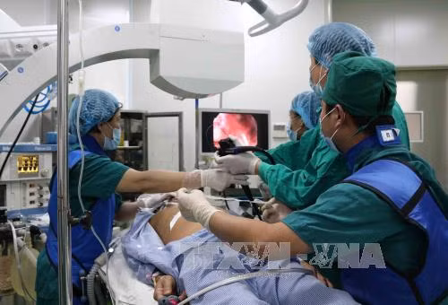 Lần đầu đặt stent thực quản qua nội soi cho bệnh nhân ung thư thực quản giai đoạn cuối ảnh 1