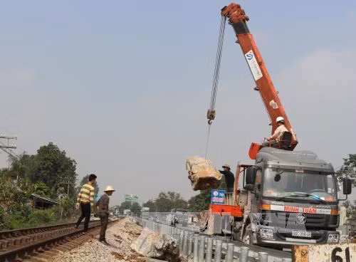 Giải tỏa vi phạm hành lang an toàn giao thông đường sắt ảnh 1