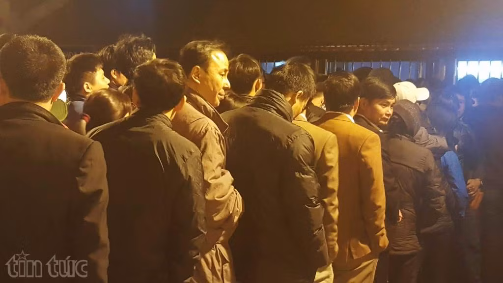 Biển người xin ấn Đền Trần lúc tờ mờ sáng ảnh 5