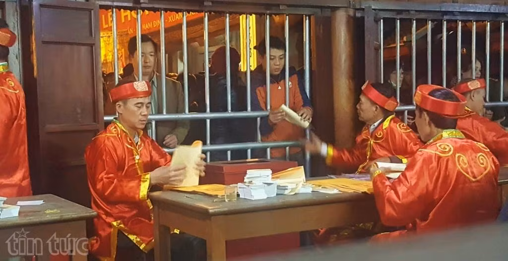 Biển người xin ấn Đền Trần lúc tờ mờ sáng ảnh 8