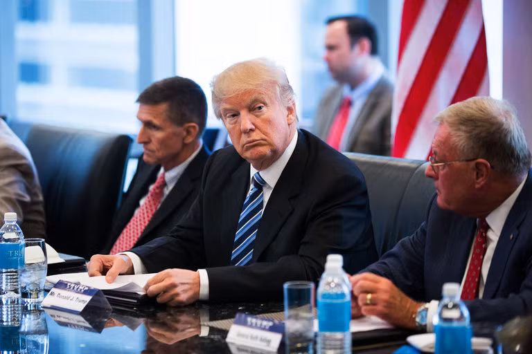 Tại sao Tổng thống Mỹ Donald Trump phải ‘trảm’ cố vấn Michael Flynn? ảnh 1