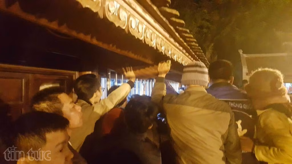 Biển người xin ấn Đền Trần lúc tờ mờ sáng ảnh 6