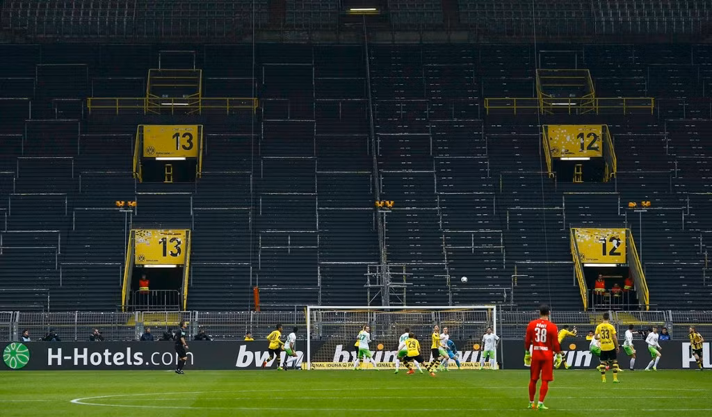 ‘Lũy vàng’ Borussia Dortmund trống không sau án phạt ảnh 3