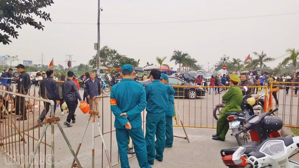 8 giờ trước khi phát ấn, lối vào đền Trần Nam Định vẫn thông thoáng ảnh 5