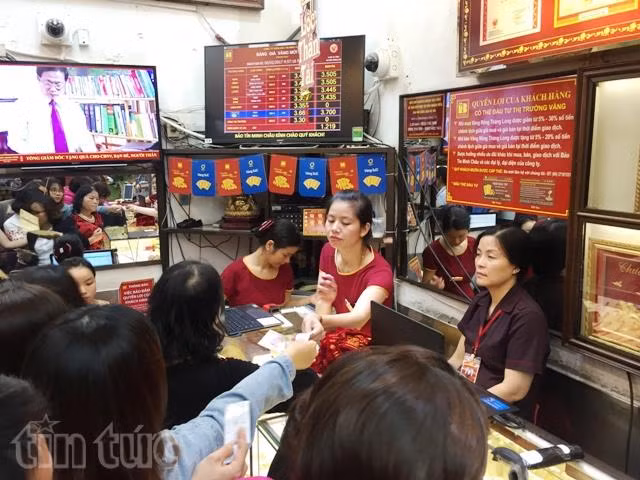 Giá vàng vẫn giữ được mốc 37 triệu đồng/lượng ảnh 1