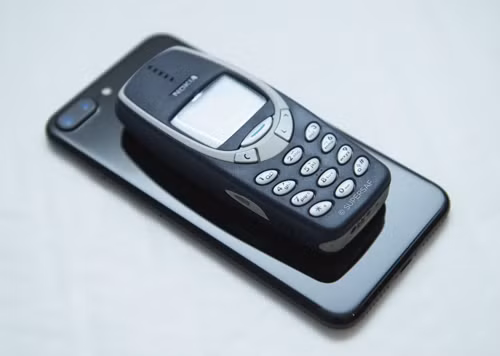 Điện thoại 'cục gạch' của Nokia 'cháy hàng' ngày trở lại ảnh 1