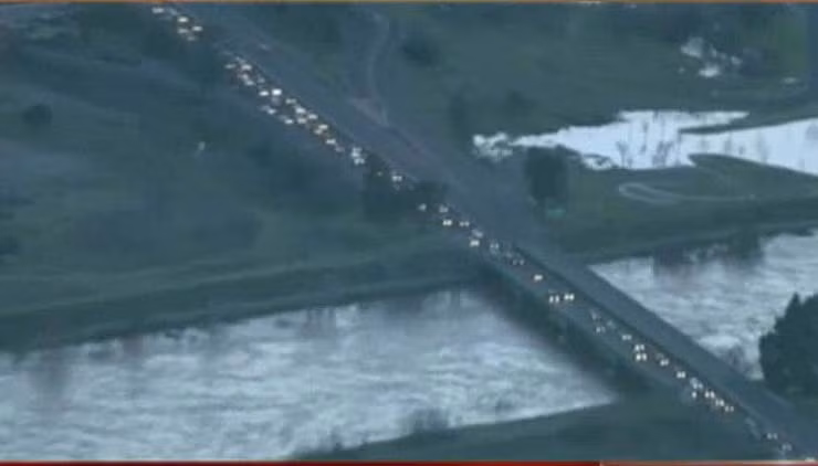 Bão tràn về, người dân California nháo nhào bỏ chạy vì lo đập Oroville vỡ ảnh 5
