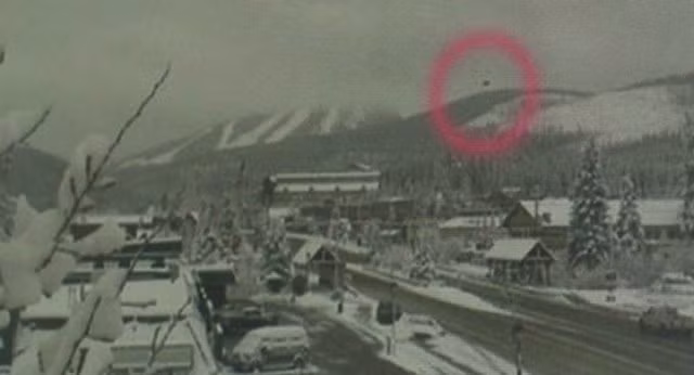 UFO bí ẩn bay ngang khu trượt tuyết Colorado ảnh 1