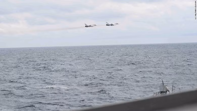 Xem Su-24 Nga ‘quấy rối’ tàu chiến Mỹ trên Biển Đen ảnh 1