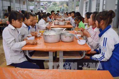 Bữa ăn bán trú giúp học sinh vùng biên yên tâm đến trường ảnh 1