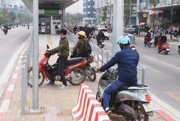 Xử lý nghiêm phương tiện đi ngược chiều trước nhà chờ buýt nhanh ảnh 1