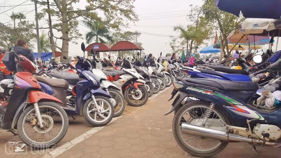 Giá gửi xe đi lễ đền Trần bắt đầu 'phi mã', giá xe ôm tăng gấp 2,5 lần ảnh 3