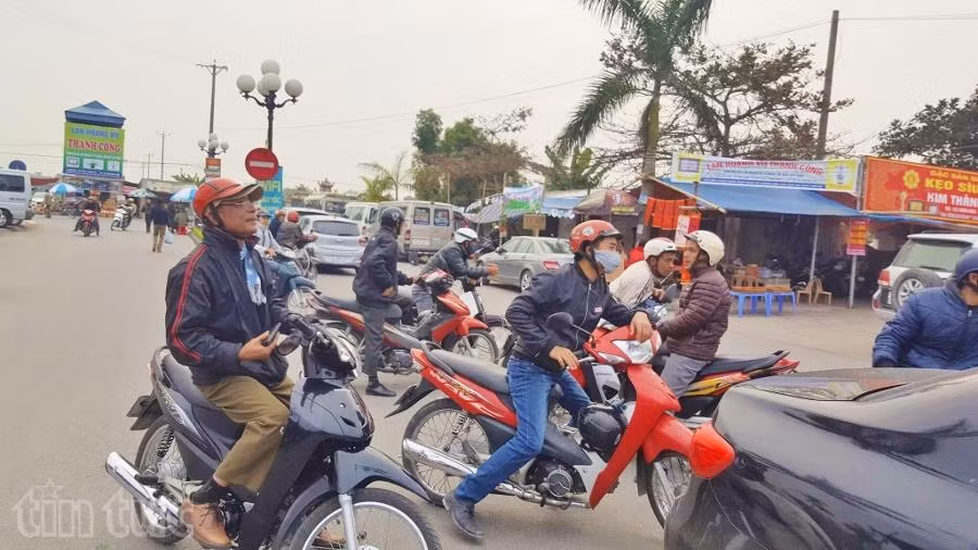 Giá gửi xe đi lễ đền Trần bắt đầu 'phi mã', giá xe ôm tăng gấp 2,5 lần ảnh 5