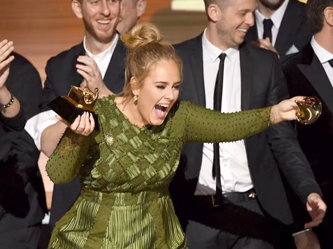 Adele bẻ đôi cúp Grammy để vinh danh Beyoncé ảnh 1