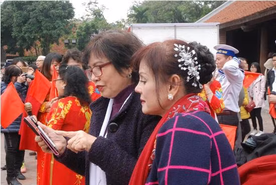 Văn Miếu rộn ràng trong ngày hội thơ 2017 ảnh 3
