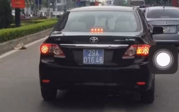 Xử lý xe biển xanh lấn làn buýt nhanh ảnh 1