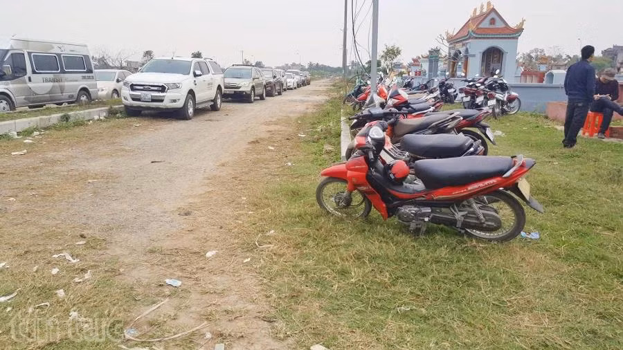 Giá gửi xe đi lễ đền Trần bắt đầu 'phi mã', giá xe ôm tăng gấp 2,5 lần ảnh 4