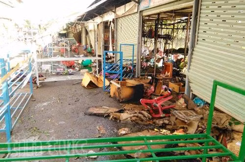 Bảy kiốt ở chợ đầu mối nông sản Thủ Đức bị thiêu rụi ảnh 1