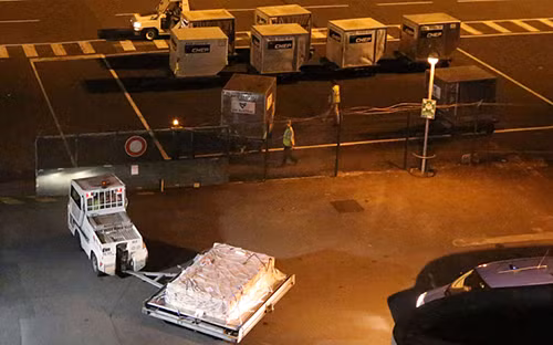 Mảnh vỡ nghi của MH370 về đến Pháp ảnh 1