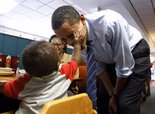 Những hình ảnh ấm áp của Tổng thống Obama bên trẻ nhỏ ảnh 5