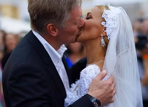Phát ngôn viên Điện Kremlin “gây bão” tại lễ cưới lần 3 ảnh 1