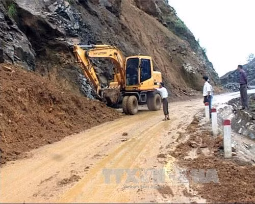 Bắc Kạn khẩn trương khắc phục sạt lở các tuyến đường ảnh 1