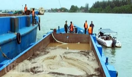Bắt giữ phương tiện khai thác cát trái phép trên sông Đồng Tranh ảnh 1