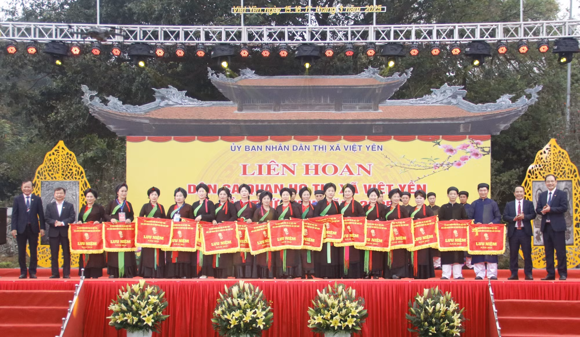 potal-bac-giang-khai-hoi-chua-bo-da-va-lien-hoan-dan-ca-quan-ho-thi-xa-viet-yen-nam-2025-7914483-1.jpg