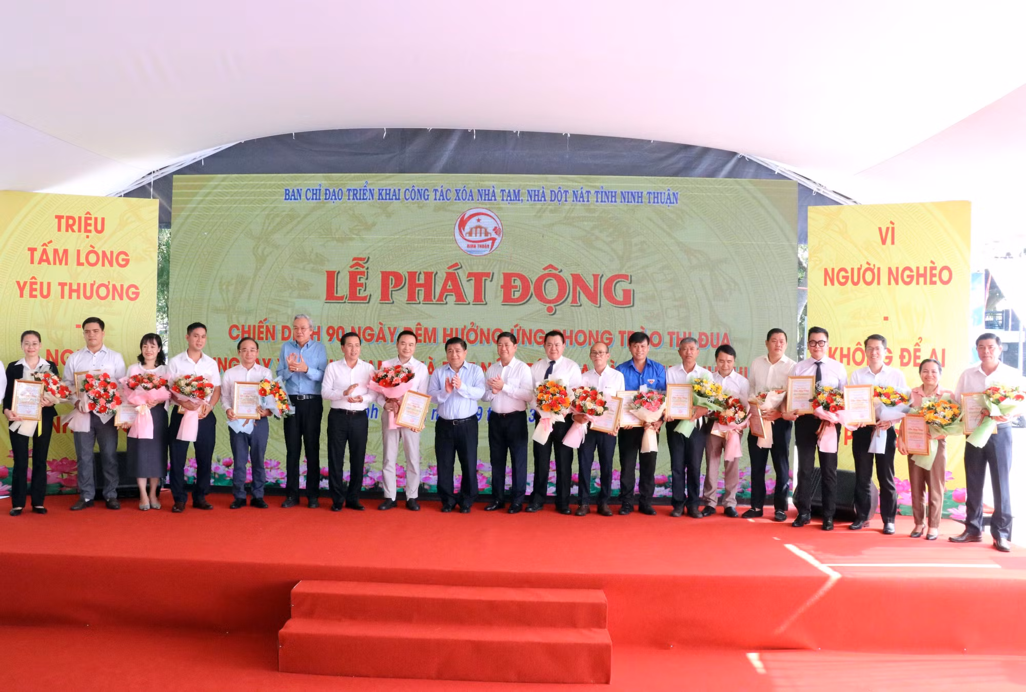 potal-pho-thu-tuong-nguyen-chi-dung-du-le-phat-dong-chung-tay-xoa-nha-tam-nha-dot-nat-tai-ninh-thuan-7941418.jpg